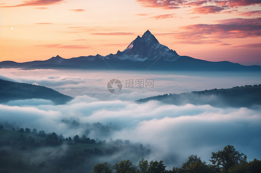 夕阳下的迷雾山峰图片