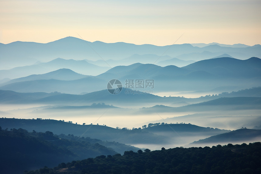 自然的蓝色山脉图片