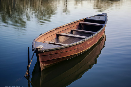湖中小船湖中漂浮的小船背景