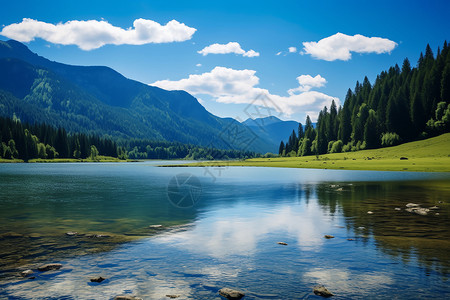 山水之间山峦环抱的湖畔美景背景图片