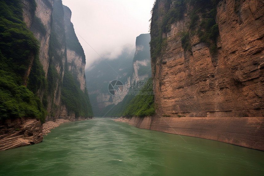 云雾中的峡谷奇观图片