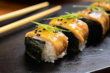 菜板上的鳗鱼寿司背景图片