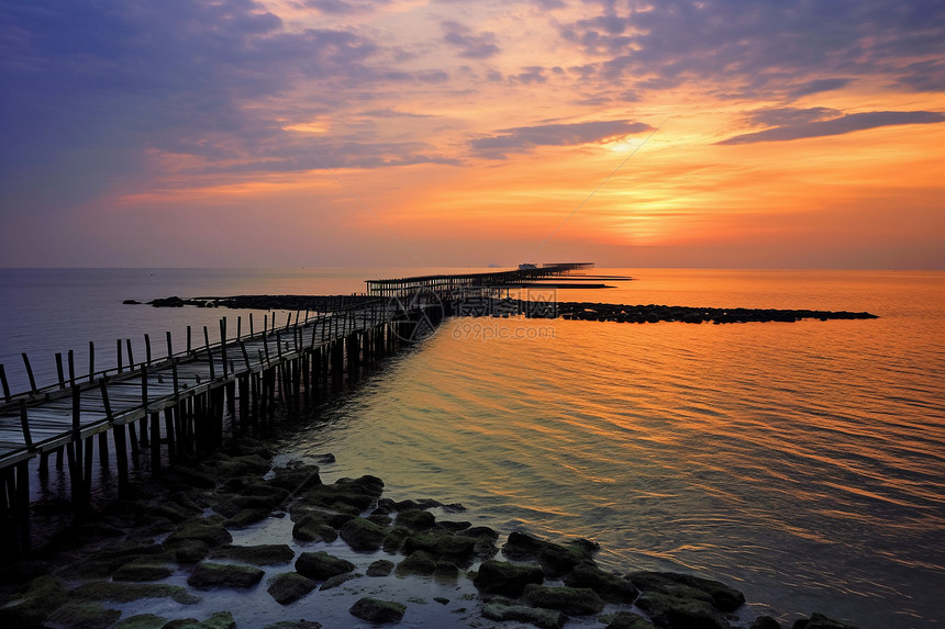 夕阳下的海洋木桥图片