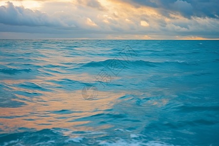 日出下辽阔的海面背景图片