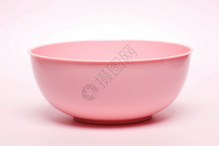 桌面上的粉色塑料碗背景图片