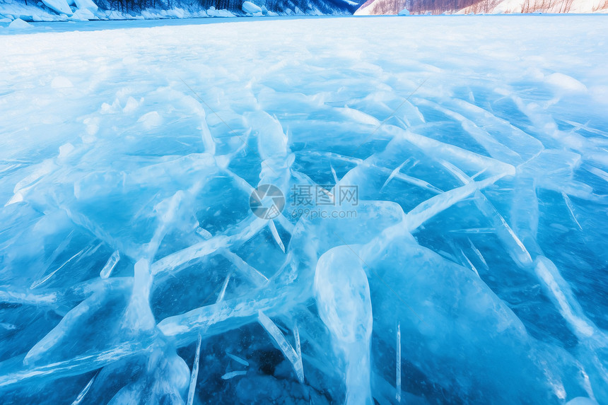 冰湖与山脉的寒冷交融图片