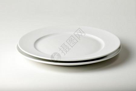 空的两个白色餐盘背景图片