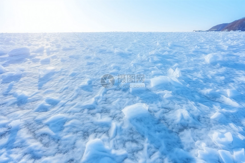 冰雪皑皑的冬季湖泊图片