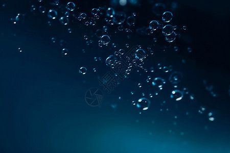 透明的水滴背景图片
