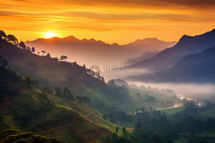 日出迷雾笼罩的山间景观图片