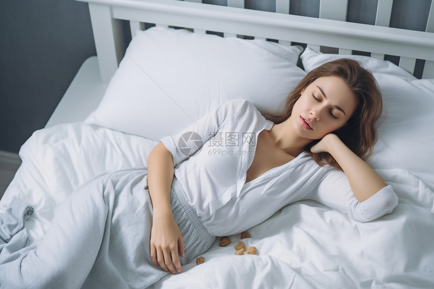 女性躺在床上休息图片