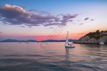 粉红色的日出日落时一艘帆船在水面上背景