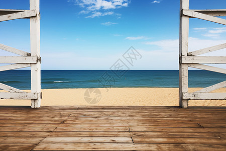 海洋与沙滩上的木甲板背景图片