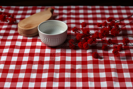 红白格子桌布上的早餐背景图片