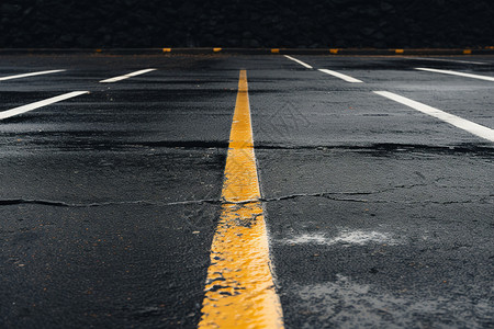 公路标线黑夜中潮湿的停车场背景