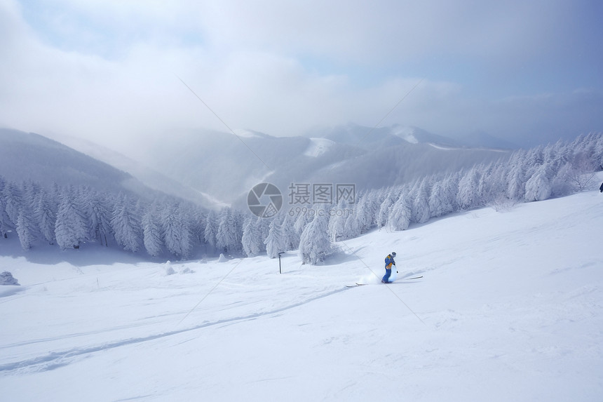 雪山中的滑雪者图片