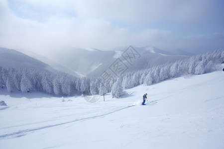 雪山中的滑雪者背景图片