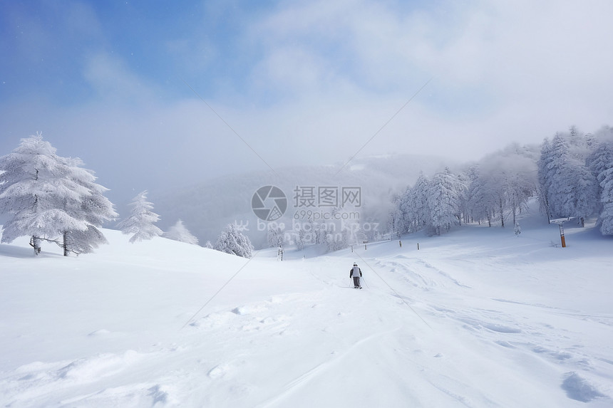 寒冷冬季雪山中的滑雪者图片