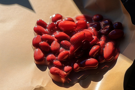 桌上油纸里的红豆背景图片