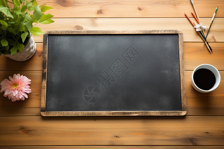 桌面上的黑板和咖啡背景图片