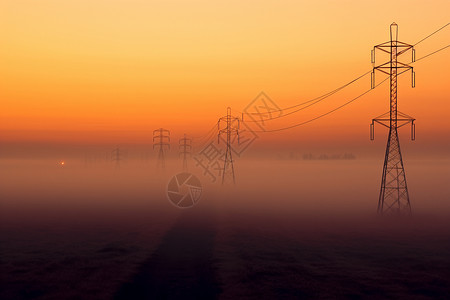 晨雾中的电线杆高清图片