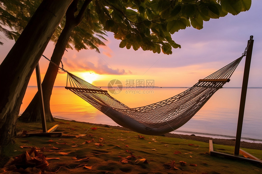 日出时分海边悠闲的吊床图片