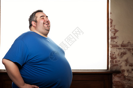过度肥胖的开朗男子高清图片