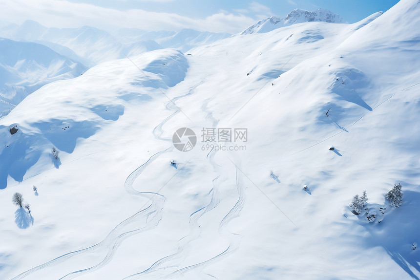 冬季雪山上的滑雪者图片