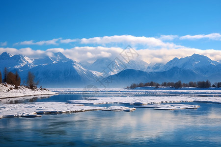 冰雪流淌山间的美丽景观高清图片