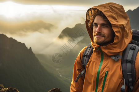 迷雾素材包户外山顶上背着包的男士背景