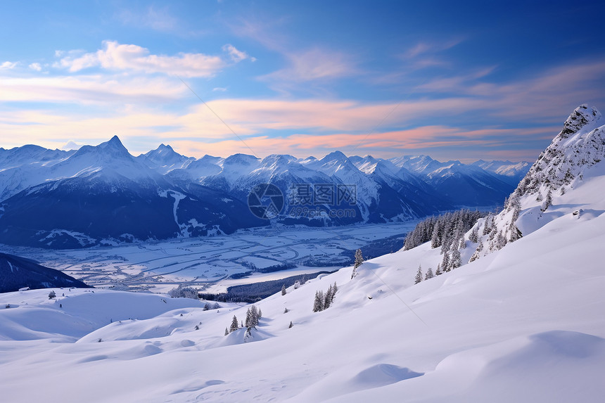 冬季白雪皑皑的山间景观图片
