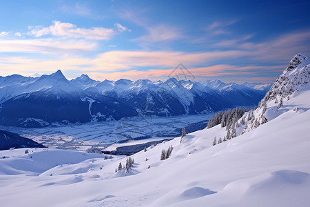 冬季白雪皑皑的山间景观背景图片