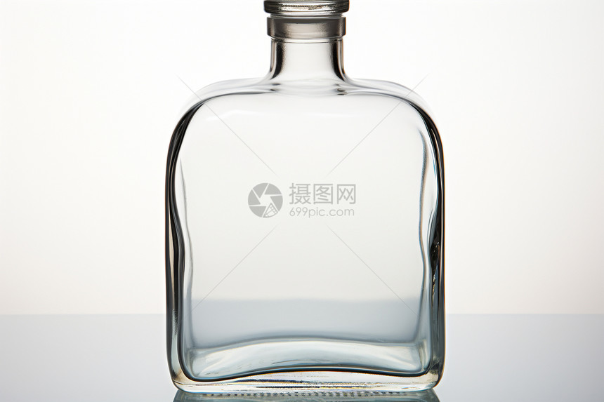 透明玻璃瓶上的银色瓶盖图片