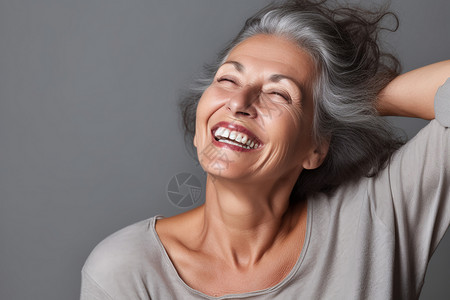 快乐微笑的拉丁裔老人高清图片