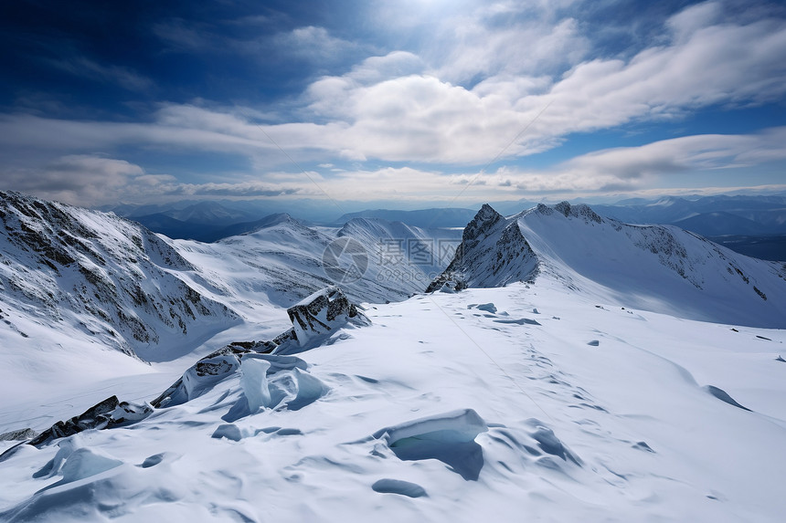 冬季寒冷雪山的壮观景象图片