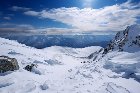 孤独的人登上了冰雪覆盖的山峰背景图片