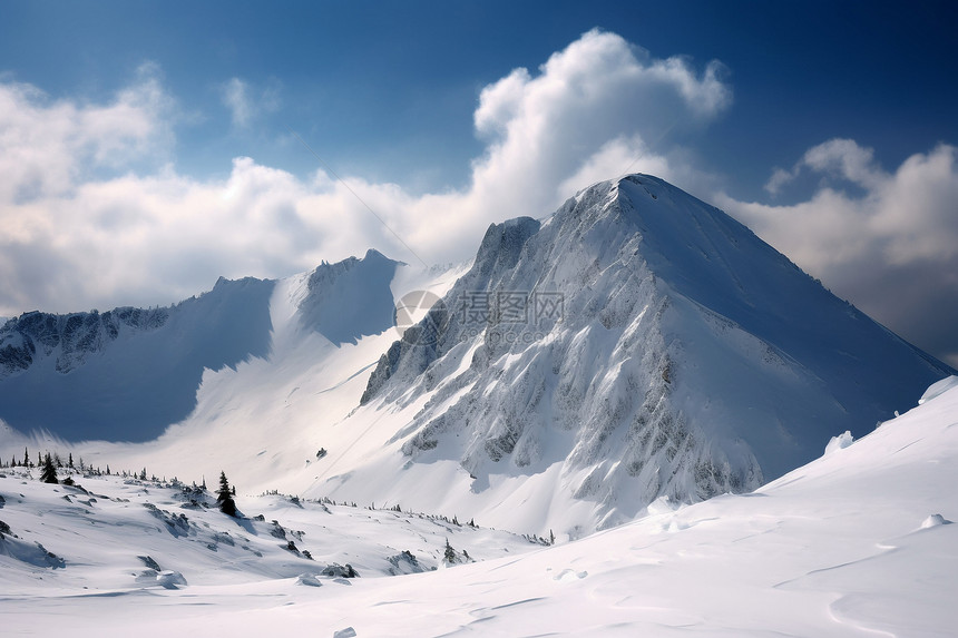 冬季白雪覆盖的雪山景观图片