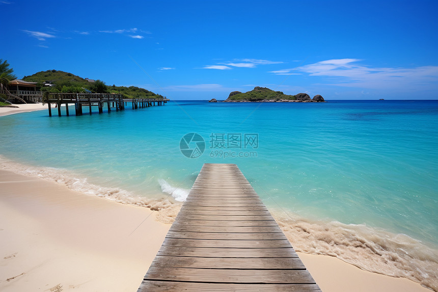 蔚蓝海水的热带度假海滩图片