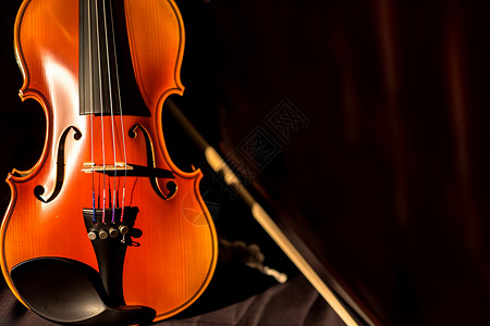 桌上放置的小提琴背景图片