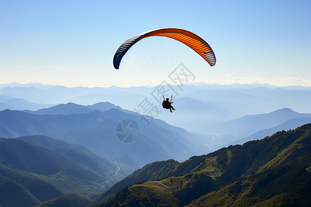 蓝天下的滑翔伞背景图片