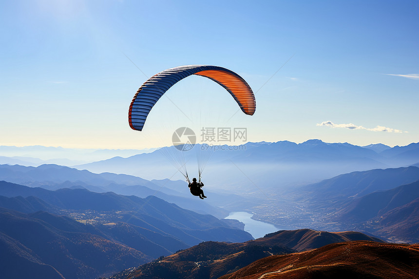 山谷间的滑翔伞图片