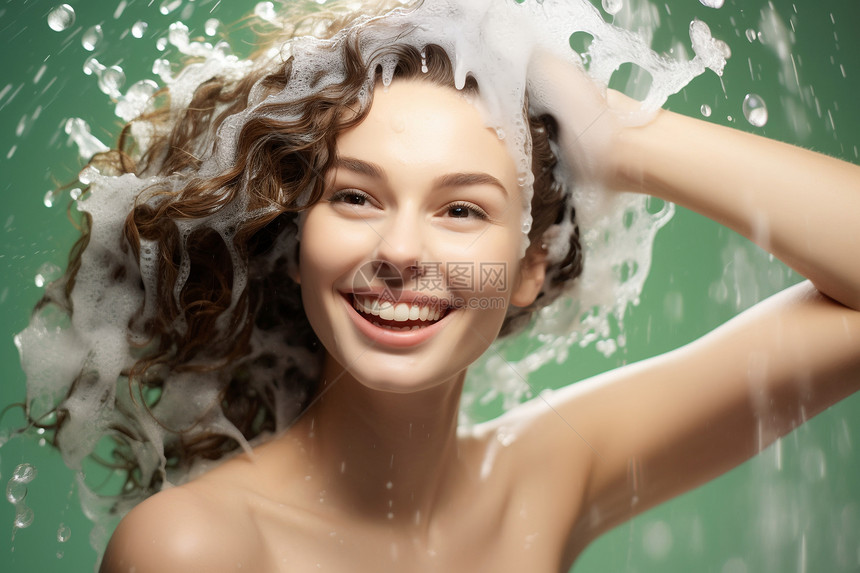 淋浴洗发的外国女子图片