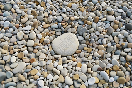 河岸的圆形石头背景图片