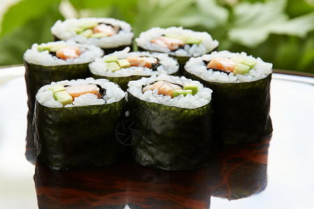 海苔卷餐桌上的一盘寿司背景