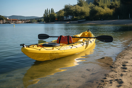 湖岸边停靠的皮划艇背景图片