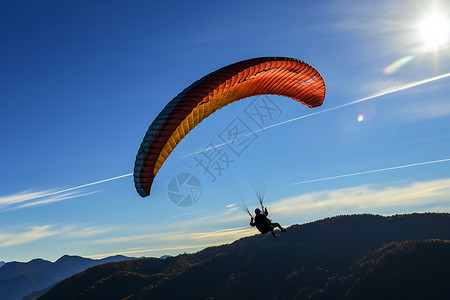 自由飞翔的滑翔伞运动背景图片