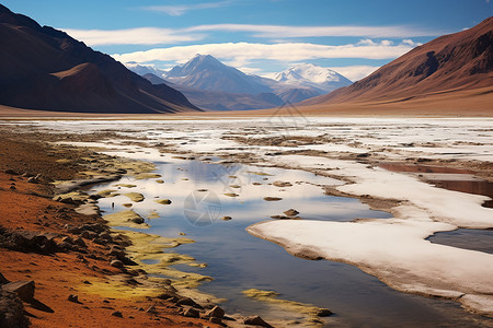 草原流水山丘中流动的河流背景