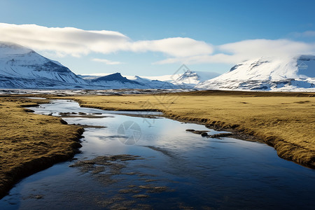 冰雪山脉下的草原河流背景图片