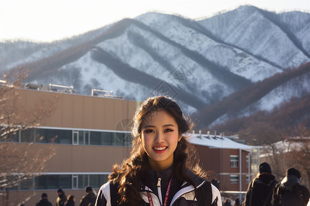 笑容阳光冬季操场上开朗的女子背景