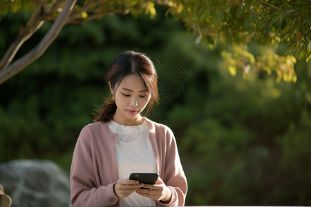 拿着平板电脑的女性背景图片